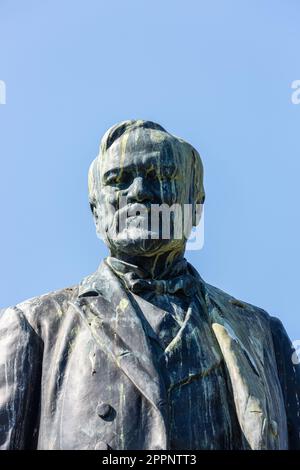 Fientes d'oiseaux sur le visage d'Andrew Carnegie à Dunfermline, Fife. Banque D'Images