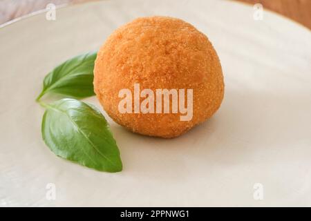 Plat de riz arancino boule traditionnelle de la cuisine sicilienne, Sicile, Italie Banque D'Images