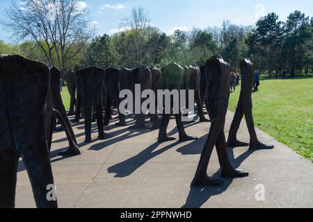 Sculptures complexe Nierozpoznani. L'installation artistique non reconnue de Magda Abakanowicz dans le parc de la Citadelle, Poznan, Pologne Banque D'Images