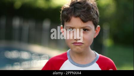 Enfant changeant les émotions, allant de heureux à bouleversé et triste Banque D'Images