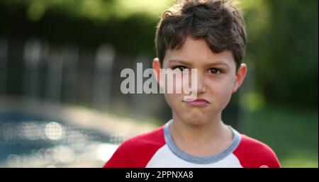 Enfant changeant les émotions, allant de heureux à bouleversé et triste Banque D'Images