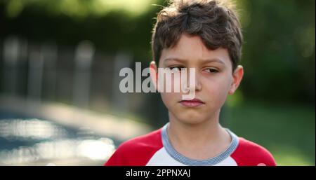 Enfant changeant les émotions, allant de heureux à bouleversé et triste Banque D'Images