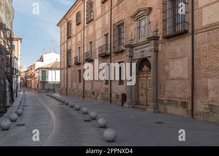 Vue partielle sur la façade de l'ancienne maison de soins de San Prudencio à Talavera de la Reina, centre historique, Tolède, Espagne Banque D'Images