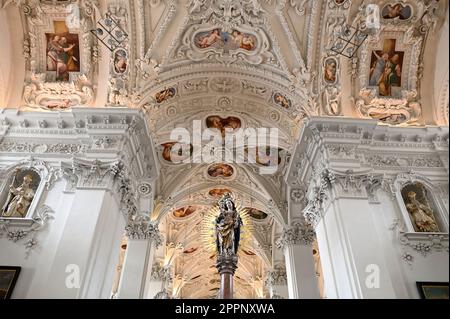 Mariazell, Styrie, Autriche. Vue intérieure sur la basilique Mariazell. Statue gothique tardif de Marie avec une couronne de rayons Banque D'Images