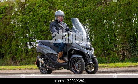 Bicester, Oxon, Royaume-Uni - 23 avril 2023. Homme à cheval sur un 2022 PIAGGIO MP3 530 EXCLUSIF, un triporteur inclinable par le fabricant italien Piaggio Banque D'Images