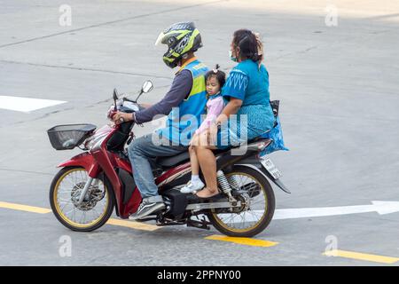 SAMUT PRAKAN, THAÏLANDE, 31 2023 JANVIER, Un taxi moto transporte une femme et une petite fille Banque D'Images