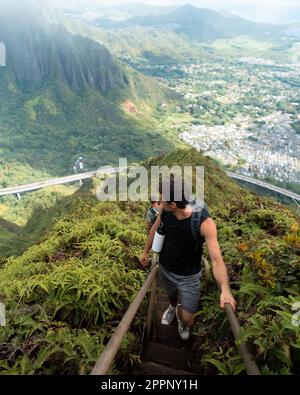 Homme randonnée Stairway to Heaven (Haiku Stairs) sur Oahu, Hawaï. Photo de haute qualité. Vue sur les escaliers. Banque D'Images