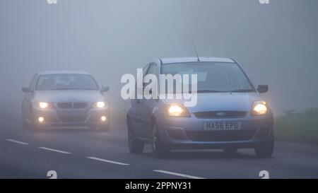 Milton Keynes,Bucks,UK, 8 avril 2023.deux voitures roulant dans le brouillard sur une route de campagne anglaise Banque D'Images