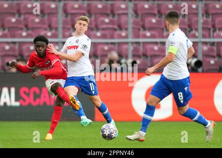 GENÈVE - (lr) Enoch Mastoras d'AZ, Roko Brajkovic de Hajduk Split, Marko Capan de Hajduk Split lors du match final de la Ligue de la jeunesse de l'UEFA entre AZ Alkmaar et Hajduk Split au Stade de Geneve sur 24 avril 2023 à Genève, en Suisse. ANP ED VAN DE POL Banque D'Images