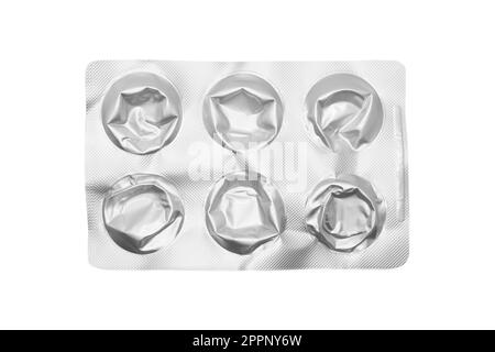 Pilules vides de blister isolées sur fond blanc. Blister vide en argent. Comprimé de plaquette thermoformée utilisé. Vider le blister des médicaments. Banque D'Images