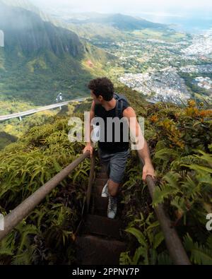 Homme randonnée Stairway to Heaven (Haiku Stairs) sur Oahu, Hawaï. Photo de haute qualité. Vue sur les escaliers. Banque D'Images