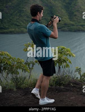 Homme regardant la randonnée Crouching Lion à Oahu, Hawaï. Photo de haute qualité. Belle vue sur la côte est d'Oahu. Banque D'Images