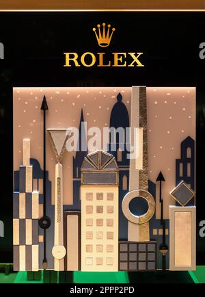 Francfort-sur-le-main, Allemagne - 29 janvier 2023: Montres suisses de luxe Rolex - vitrine Francfort-sur-le-main. Modèle d'un horizon de la ville de Frankfur Banque D'Images