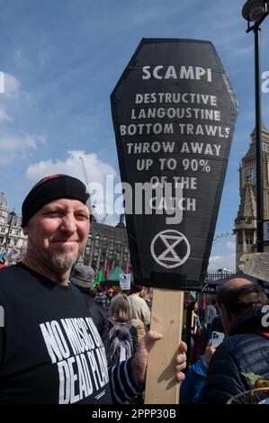 À 22 avril, le jour de la Terre, des militants de toute la Grande-Bretagne et de différents groupes se sont réunis sur la place du Parlement pour exiger que le gouvernement en fait davantage Banque D'Images