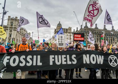 Mettre fin aux combustibles fossiles maintenant, extinction révolte des rébellions pour la justice climatique, Parliament Square, Londres, Angleterre, Royaume-Uni, 24/04/2023 Banque D'Images