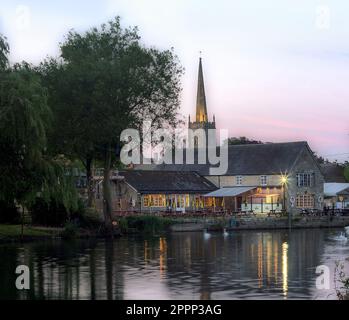 LECHLADE-ON-THAMES, GLOUCESTERSHIRE, Royaume-Uni - 02 JUILLET 2008 : vue sur la Tamise en soirée vers le Riverside Pub et l'église Saint-Laurent Banque D'Images