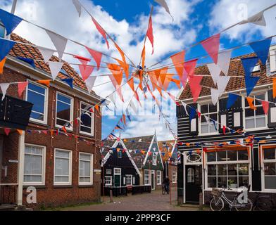 Marken, pays-Bas - 26 avril 2022 : un village pittoresque des pays-Bas, Marken célèbre le Queens Day avec des drapeaux et des décorations colorés Banque D'Images