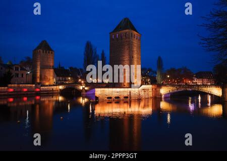 Les ponts Couverts sont un ensemble de 3 ponts et 4 tours qui constituent une œuvre défensive érigée au 13th siècle sur la rivière Ill à Strasbourg, Franc Banque D'Images