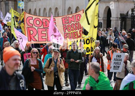 Londres, Royaume-Uni. 24 avril 2023. La rébellion de l'extinction « la place du Parlement vers le Centre Shell ». C'est le dernier jour du Big One, et des milliers de personnes sont retournées à Westminster pour réclamer la fin de l'ère des combustibles fossiles et que le gouvernement britannique crée des assemblées de citoyens d'urgence. La manifestation climatique Big One est une action de quatre jours du 21 au 24 avril 2023, avec des personnes de la rébellion des extinction (XR), de Greenpeace, des amis de la Terre, de PCS Union et d'autres groupes manifestant à Westminster. Credit: Waldemar Sikora/Alay Live News Banque D'Images