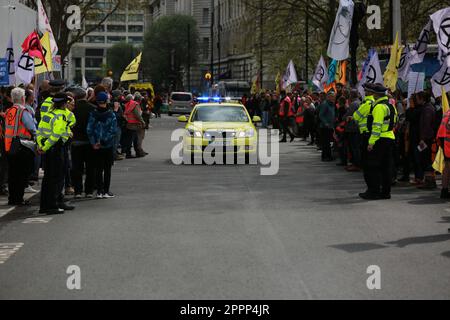 Londres, Royaume-Uni. 24 avril 2023. La rébellion de l'extinction « la place du Parlement vers le Centre Shell ». C'est le dernier jour du Big One, et des milliers de personnes sont retournées à Westminster pour réclamer la fin de l'ère des combustibles fossiles et que le gouvernement britannique crée des assemblées de citoyens d'urgence. La manifestation climatique Big One est une action de quatre jours du 21 au 24 avril 2023, avec des personnes de la rébellion des extinction (XR), de Greenpeace, des amis de la Terre, de PCS Union et d'autres groupes manifestant à Westminster. Credit: Waldemar Sikora/Alay Live News Banque D'Images