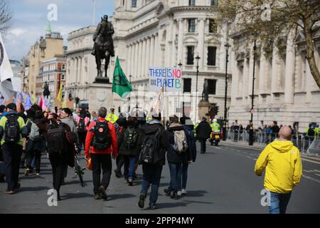 Londres, Royaume-Uni. 24 avril 2023. La rébellion de l'extinction « la place du Parlement vers le Centre Shell ». C'est le dernier jour du Big One, et des milliers de personnes sont retournées à Westminster pour réclamer la fin de l'ère des combustibles fossiles et que le gouvernement britannique crée des assemblées de citoyens d'urgence. La manifestation climatique Big One est une action de quatre jours du 21 au 24 avril 2023, avec des personnes de la rébellion des extinction (XR), de Greenpeace, des amis de la Terre, de PCS Union et d'autres groupes manifestant à Westminster. Credit: Waldemar Sikora/Alay Live News Banque D'Images