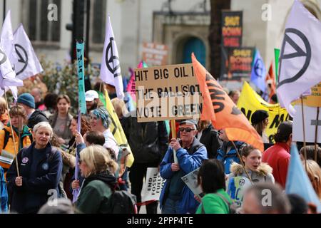 Londres, Royaume-Uni. 24 avril 2023. La rébellion de l'extinction « la place du Parlement vers le Centre Shell ». C'est le dernier jour du Big One, et des milliers de personnes sont retournées à Westminster pour réclamer la fin de l'ère des combustibles fossiles et que le gouvernement britannique crée des assemblées de citoyens d'urgence. La manifestation climatique Big One est une action de quatre jours du 21 au 24 avril 2023, avec des personnes de la rébellion des extinction (XR), de Greenpeace, des amis de la Terre, de PCS Union et d'autres groupes manifestant à Westminster. Credit: Waldemar Sikora/Alay Live News Banque D'Images