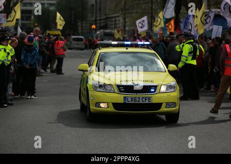 Londres, Royaume-Uni. 24 avril 2023. La rébellion de l'extinction « la place du Parlement vers le Centre Shell ». C'est le dernier jour du Big One, et des milliers de personnes sont retournées à Westminster pour réclamer la fin de l'ère des combustibles fossiles et que le gouvernement britannique crée des assemblées de citoyens d'urgence. La manifestation climatique Big One est une action de quatre jours du 21 au 24 avril 2023, avec des personnes de la rébellion des extinction (XR), de Greenpeace, des amis de la Terre, de PCS Union et d'autres groupes manifestant à Westminster. Credit: Waldemar Sikora/Alay Live News Banque D'Images