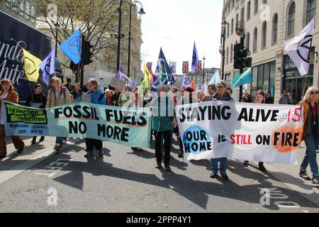 Londres, Royaume-Uni. 24 avril 2023. La rébellion de l'extinction « la place du Parlement vers le Centre Shell ». C'est le dernier jour du Big One, et des milliers de personnes sont retournées à Westminster pour réclamer la fin de l'ère des combustibles fossiles et que le gouvernement britannique crée des assemblées de citoyens d'urgence. La manifestation climatique Big One est une action de quatre jours du 21 au 24 avril 2023, avec des personnes de la rébellion des extinction (XR), de Greenpeace, des amis de la Terre, de PCS Union et d'autres groupes manifestant à Westminster. Credit: Waldemar Sikora/Alay Live News Banque D'Images