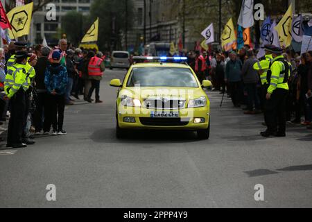 Londres, Royaume-Uni. 24 avril 2023. La rébellion de l'extinction « la place du Parlement vers le Centre Shell ». C'est le dernier jour du Big One, et des milliers de personnes sont retournées à Westminster pour réclamer la fin de l'ère des combustibles fossiles et que le gouvernement britannique crée des assemblées de citoyens d'urgence. La manifestation climatique Big One est une action de quatre jours du 21 au 24 avril 2023, avec des personnes de la rébellion des extinction (XR), de Greenpeace, des amis de la Terre, de PCS Union et d'autres groupes manifestant à Westminster. Credit: Waldemar Sikora/Alay Live News Banque D'Images