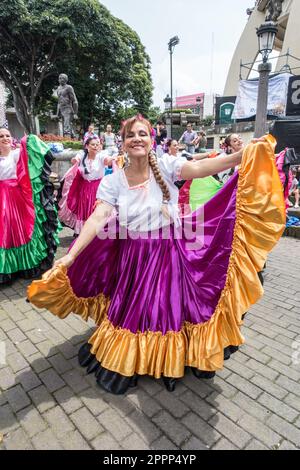 Souriante femme costaricaine en robe traditionnelle lors d'un événement à San José. Banque D'Images