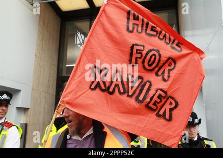 Londres, Royaume-Uni. 24 avril 2023. La rébellion de l'extinction « la place du Parlement vers le Centre Shell ». C'est le dernier jour du Big One, et des milliers de personnes sont retournées à Westminster pour réclamer la fin de l'ère des combustibles fossiles et que le gouvernement britannique crée des assemblées de citoyens d'urgence. La manifestation climatique Big One est une action de quatre jours du 21 au 24 avril 2023, avec des personnes de la rébellion des extinction (XR), de Greenpeace, des amis de la Terre, de PCS Union et d'autres groupes manifestant à Westminster. Credit: Waldemar Sikora/Alay Live News Banque D'Images