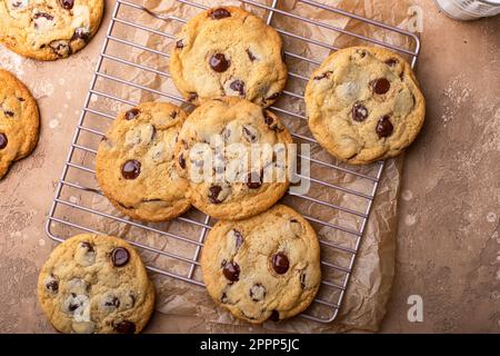 Biscuits aux pépites de chocolat avec sel croustillants sur une grille de refroidissement, biscuits maison fraîchement cuits Banque D'Images