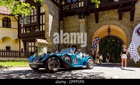 La voiture rétro de transylvanie fait un rallye au château de Peles en Roumanie Banque D'Images