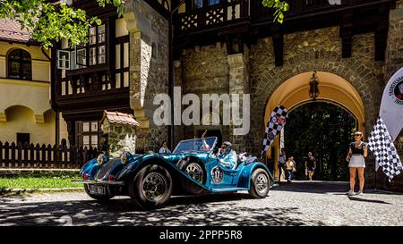 La voiture rétro de transylvanie fait un rallye au château de Peles en Roumanie Banque D'Images