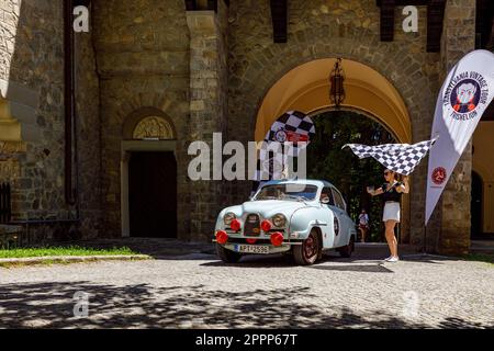 La voiture rétro de transylvanie fait un rallye au château de Peles en Roumanie Banque D'Images