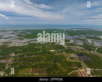 Vue de dessus de la campagne avec terres agricoles et rizières. Sumatra. Indonésie. Banque D'Images