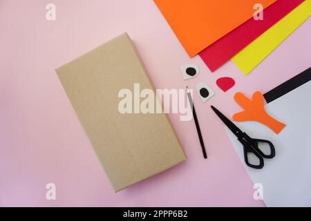 Étape 1. Faire un paquet cadeau sous forme de cerf de Noël. Photo de haute qualité Banque D'Images