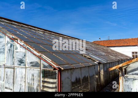 Serre abandonnée. Le complexe de serre abandonné a été détruit. Vieilles serres délabrées Banque D'Images