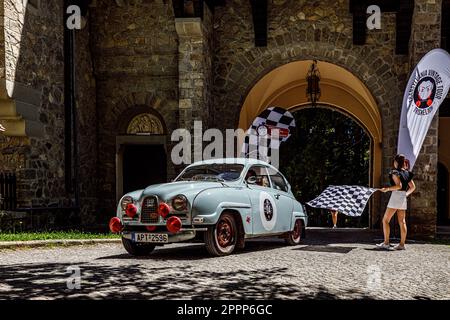 La voiture rétro de transylvanie fait un rallye au château de Peles en Roumanie Banque D'Images