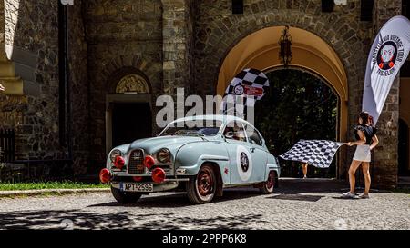 La voiture rétro de transylvanie fait un rallye au château de Peles en Roumanie Banque D'Images