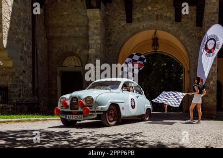 La voiture rétro de transylvanie fait un rallye au château de Peles en Roumanie Banque D'Images