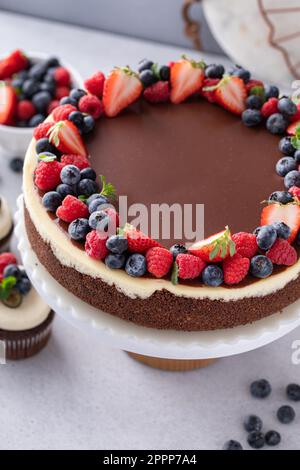 Cheesecake au chocolat et à la vanille avec baies d'été Banque D'Images