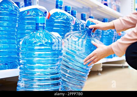 Bouteilles d'eau potable pour distributeur en magasin Banque D'Images