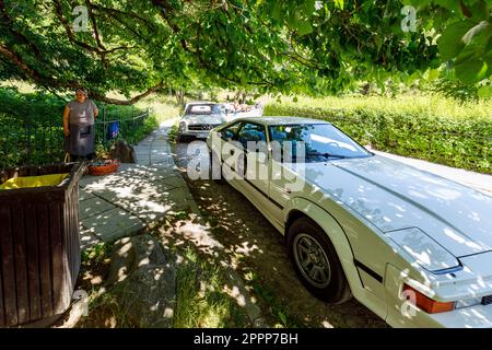 La voiture rétro de transylvanie fait un rallye au château de Peles en Roumanie Banque D'Images