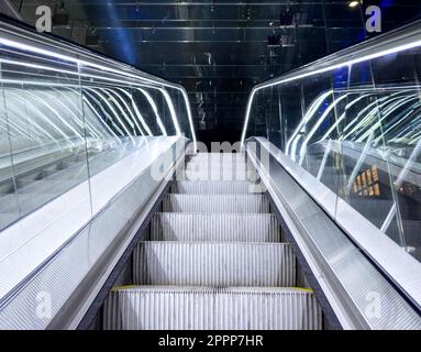 Escaliers roulants. Escaliers électriques dans un espace public. Système moderne d'escaliers mécaniques automatiques dans le centre commercial. Banque D'Images
