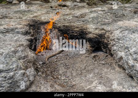 Kemer, Turquie. 08th mars 2023. Le mont Chimera, également connu sous le nom de Yanartas en turc, est une montagne située dans le parc national côtier d'Olympos, dans le sud-ouest de la Turquie. Il est célèbre pour les flammes naturelles, causées par le gaz de méthane qui suince, les visiteurs fascinants comme une attraction touristique populaire. Crédit : SOPA Images Limited/Alamy Live News Banque D'Images