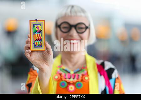 USAGE ÉDITORIAL SEUL l’artiste Morag Myerscough dévoile le porte-bagages commémoratif de Heathrow qu’elle a été conçue pour célébrer le couronnement du roi Charles III, qui sera remis aux passagers de 1-10 mai. Date de la photo: Lundi 24 avril 2023. Banque D'Images