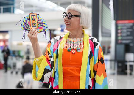 USAGE ÉDITORIAL SEUL l’artiste Morag Myerscough dévoile le porte-bagages commémoratif de Heathrow qu’elle a été conçue pour célébrer le couronnement du roi Charles III, qui sera remis aux passagers de 1-10 mai. Date de la photo: Lundi 24 avril 2023. Banque D'Images