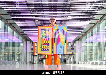 USAGE ÉDITORIAL SEUL l’artiste Morag Myerscough dévoile le porte-bagages commémoratif de Heathrow qu’elle a été conçue pour célébrer le couronnement du roi Charles III, qui sera remis aux passagers de 1-10 mai. Date de la photo: Lundi 24 avril 2023. Banque D'Images