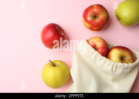 Sac écologique en coton et pommes sur fond rose, à plat Banque D'Images
